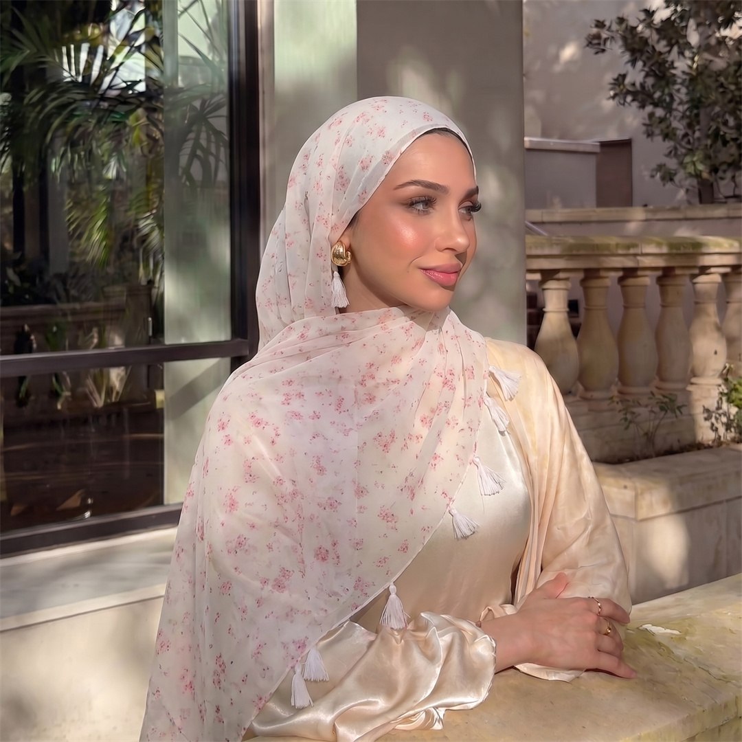 Women Fashion Images - Foulard Hijab à Pompons Tendance pour